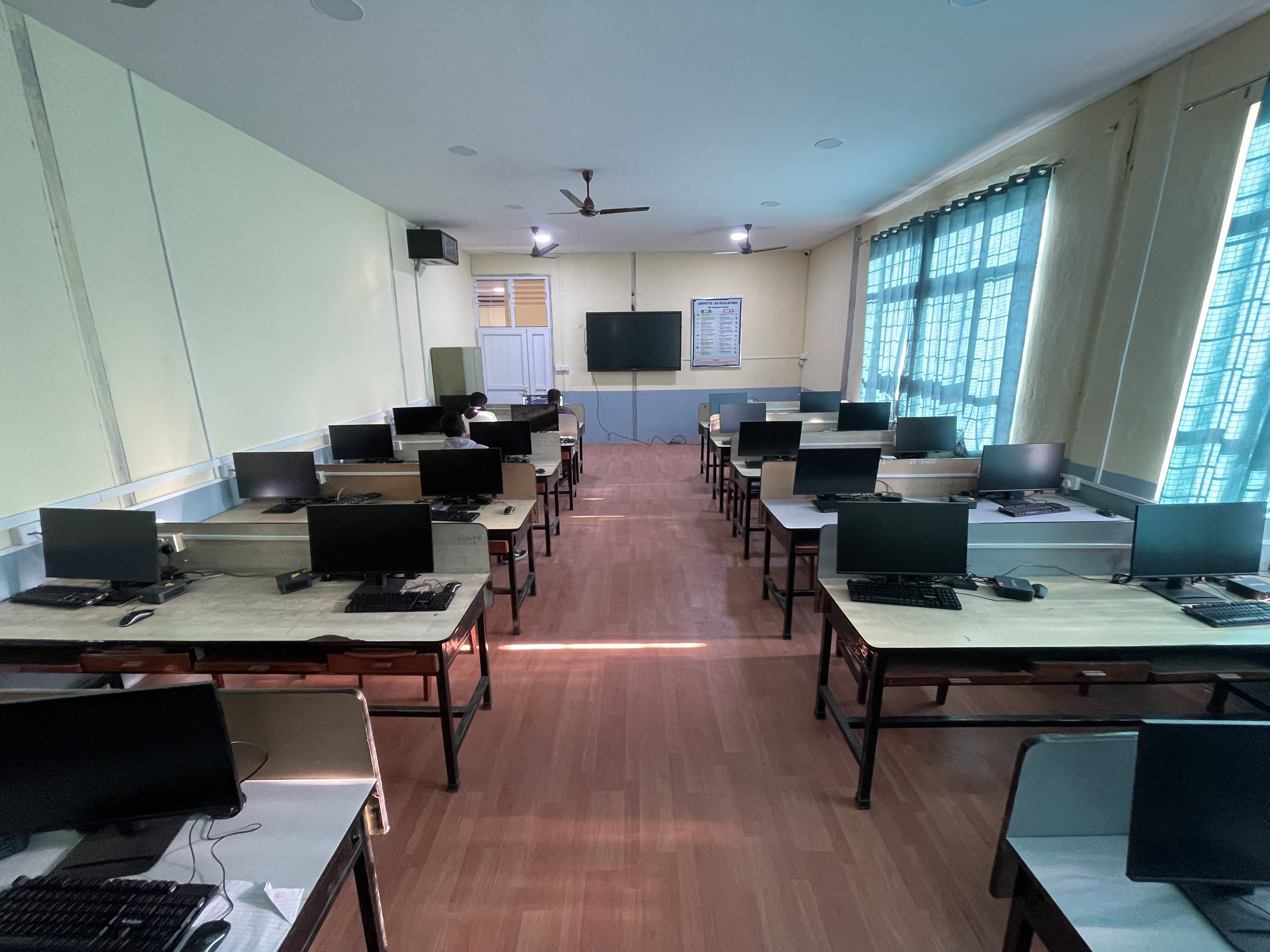 Advanced Computer Laboratory (D-105)
